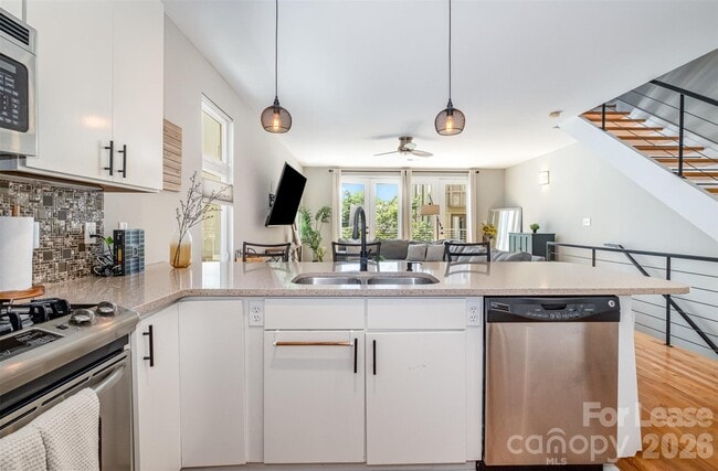 Building Photo - 925 Westbrook Dr