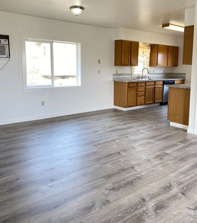 Building Photo - Spacious Well Maintained 3 Bedroom - 1 Bat...