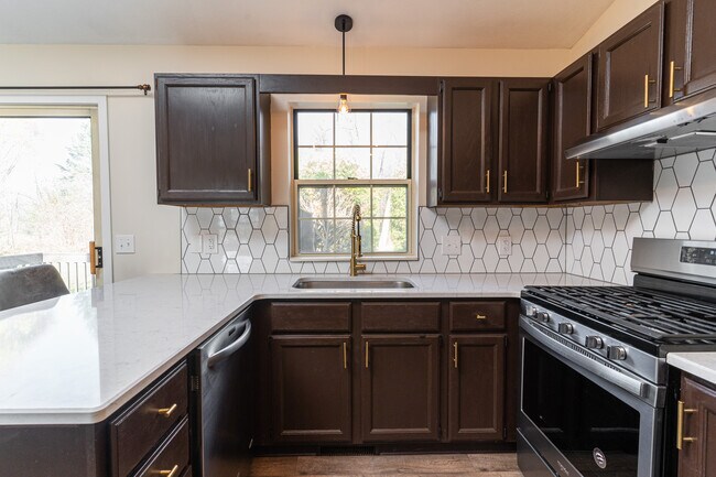 Building Photo - 2521 Woodmeadow Dr SE