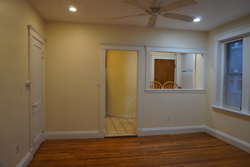 Building Photo - 244 Kelton St