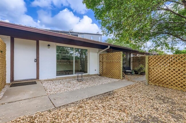 Building Photo - 1305 Hollow Creek Dr