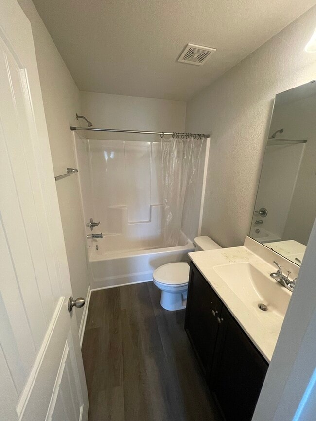 Building Photo - 2BD 2BA Townhome
