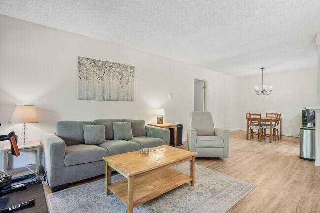 Building Photo - Upstairs Bright 2 bedroom Condo