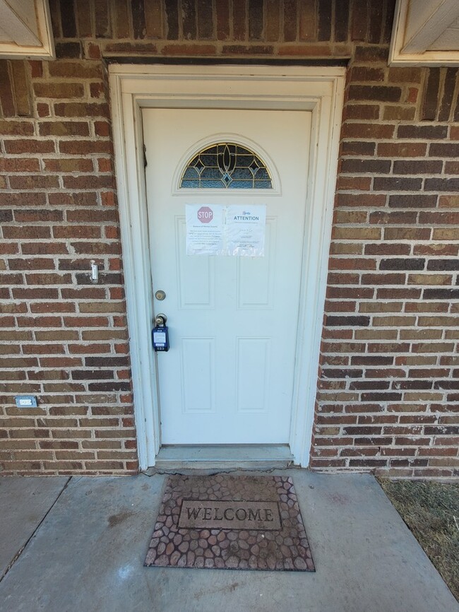 Building Photo - 3 bed 2 bath home with carport, move in re...