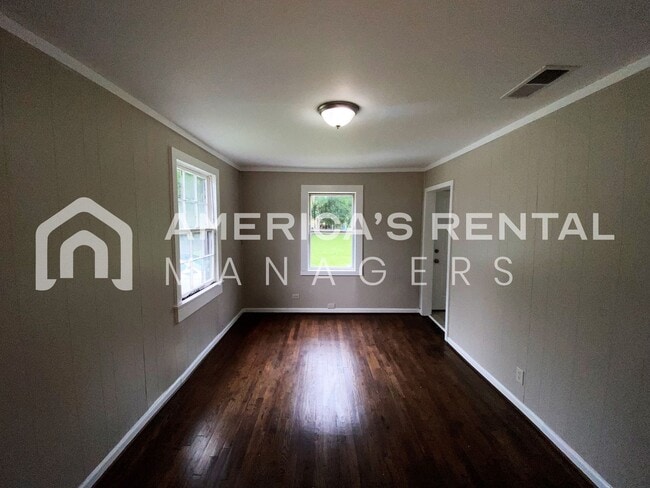 Building Photo - 104/105 7th Ave SE