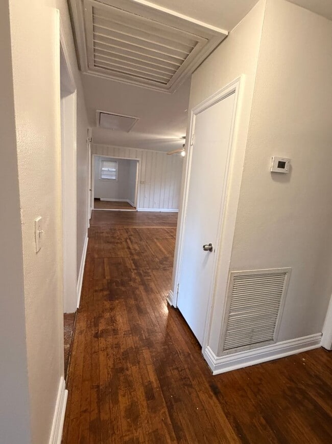 Building Photo - Brick 3/1.5 House in West Rome- $1,250