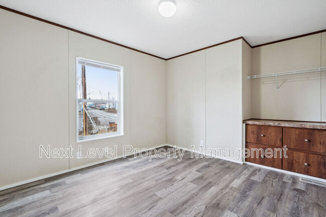 Building Photo - 111 S Cedar Dr
