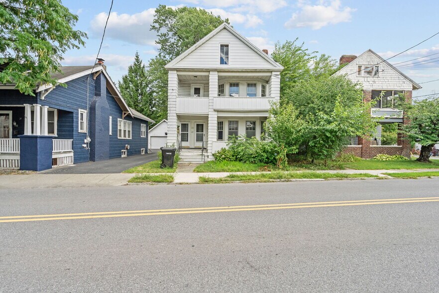 Primary Photo - 22 N Lake Ave