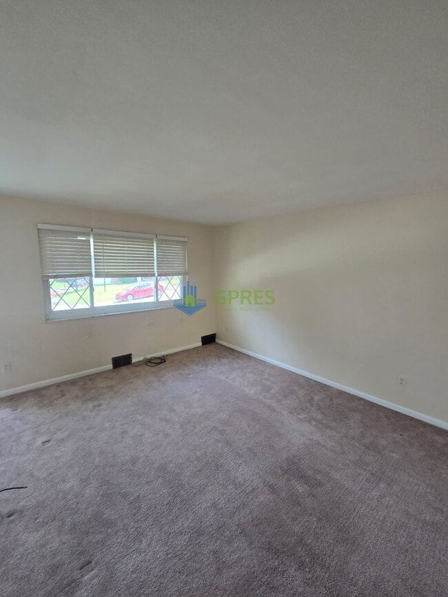 Building Photo - Charming 3-Bedroom Pittsburgh Home with Fireplace, Balcony & Garage Parking