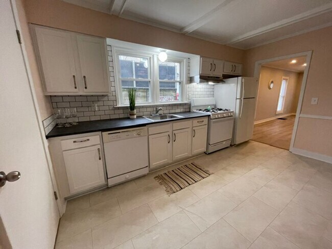 Building Photo - Newly Renovated 2 Bedroom Duplex
