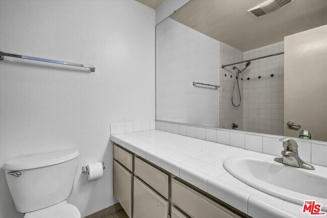 Building Photo - 2222 Beachwood Dr