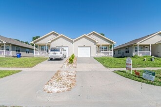 Building Photo - Fenced in yard!