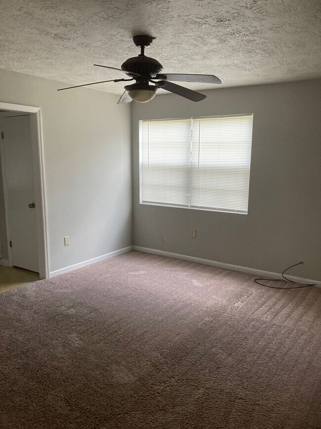 Building Photo - 3 Bedroom 2 Bath House with Double Garage ...