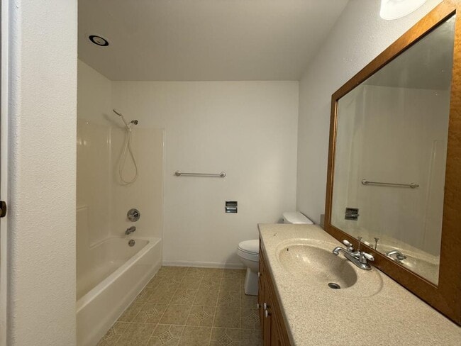 Building Photo - 733 NE Wharton Dr