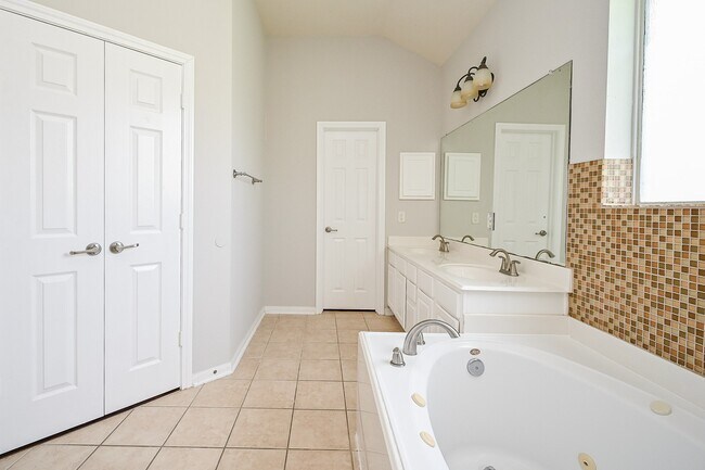 Building Photo - 7006 Kendall Lake Ct