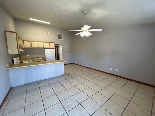 Building Photo - Spacious 1 Bedroom 1 Bathroom! Located Off Ocala Road.