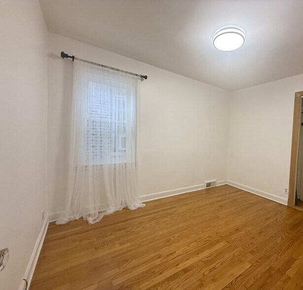 Building Photo - 4028 N Overhill Ave