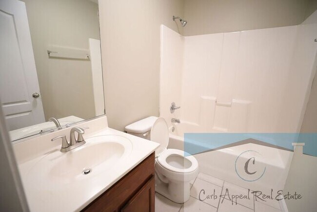 Building Photo - Utilities included!! Internet included!! Spacious 2 bed /2 full bath apt - includes washer/dryer