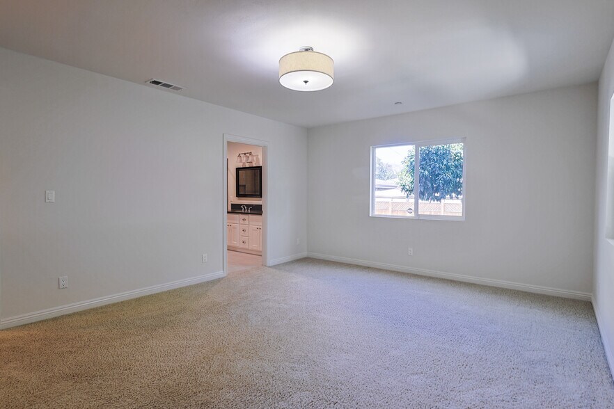 Building Photo - 844 N Lima St