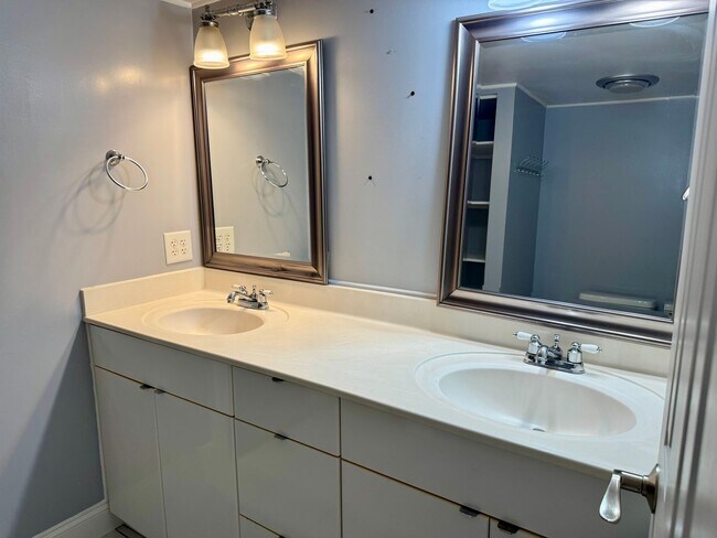 Building Photo - Classic Three Bedroom Home in Hilton Head ...