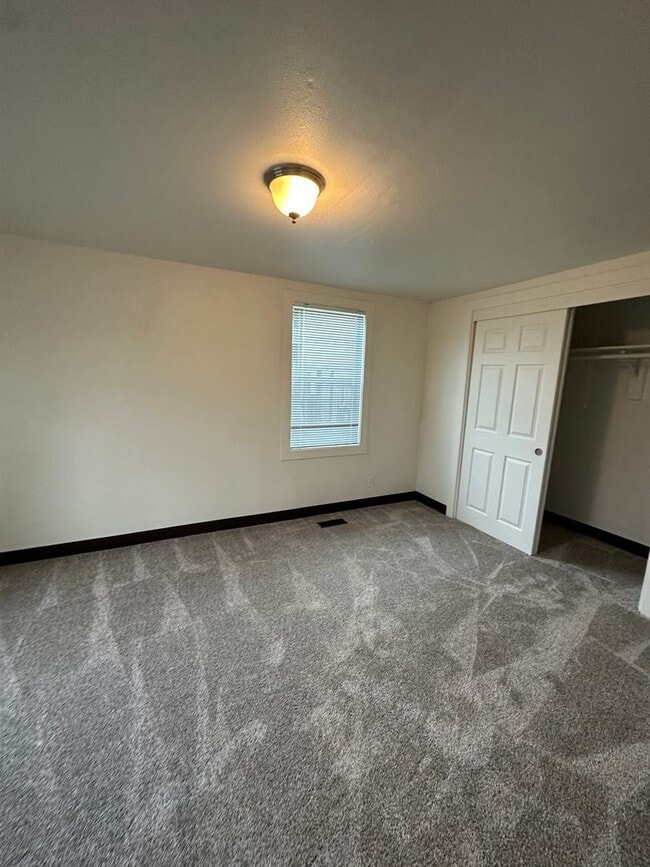Building Photo - 3 BEDROOM 1 BATH APARTMENT LOCATED IN NORT...
