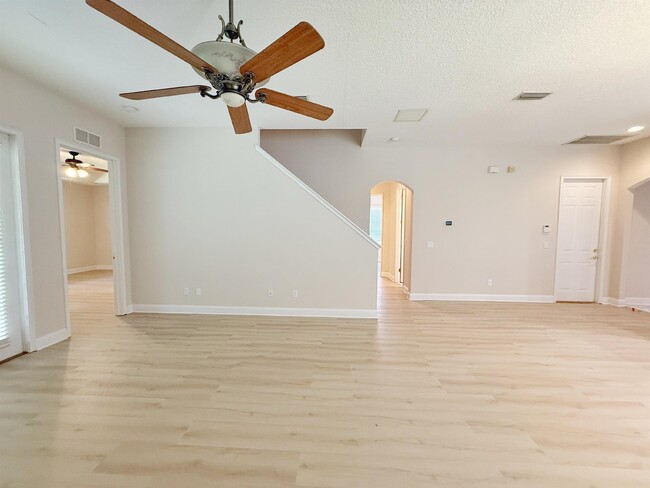 Building Photo - 157 W Village Dr