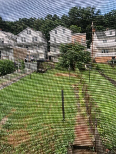 Long Yard - 1221 W Walnut St