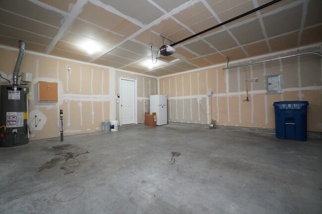 Building Photo - 16274 Silver Creek Ave