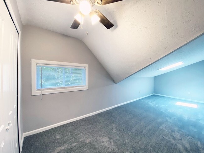 Building Photo - 3 Bed and 1 Bath Colonial for Rent in Oakwood Villiage!