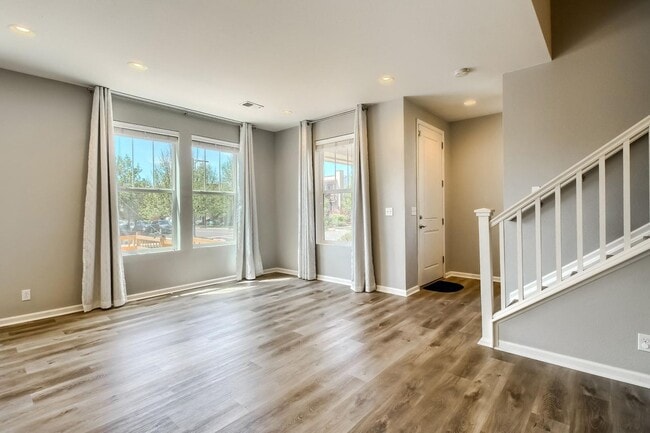 Building Photo - 3 Bed 2.5 Bath End Unit Home with FENCED Y...