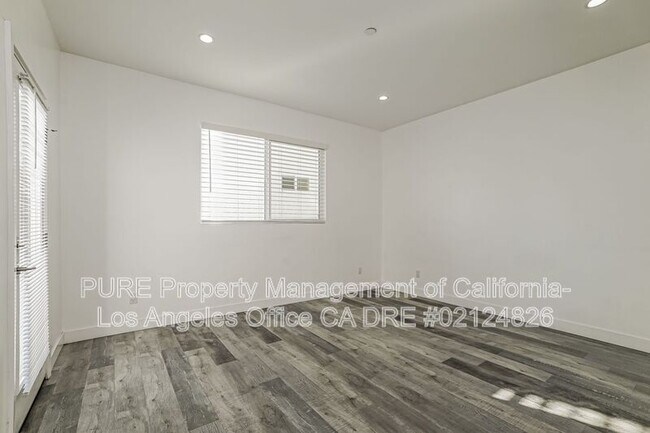 Building Photo - 1344 N Kenmore Ave