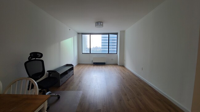 Building Photo - 45 River Dr S