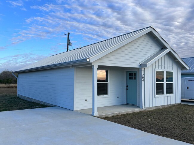 Building Photo - Charming Country Living with Modern Comforts!