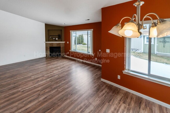 Building Photo - 1807 E Vanetta Ave