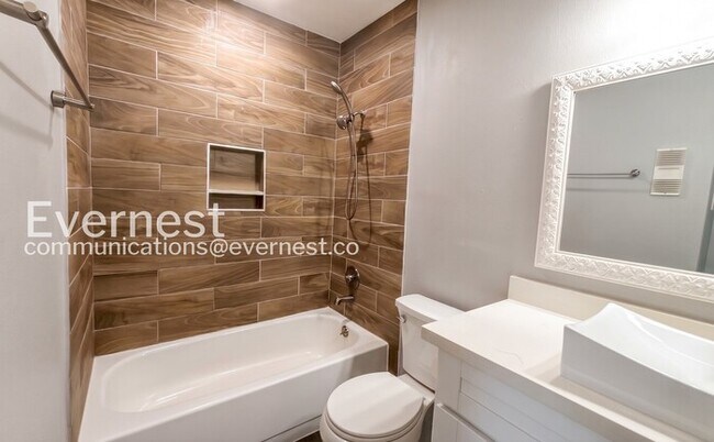 Building Photo - 2 Bed/2 Bath Condo with Modern Amenities / Available Now!