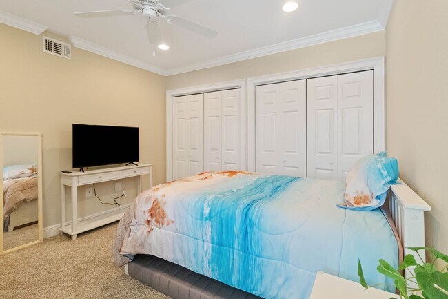 Building Photo - Beautiful furnished 2/2 condo with stunning water view available now for a short-term stay