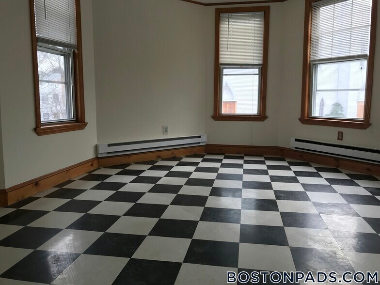 Building Photo - 739 Parker St