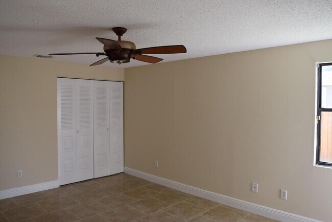 Building Photo - 3 bedroom 2 Bath 1 car garage