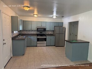 Building Photo - 124 30th 1/2 St-B