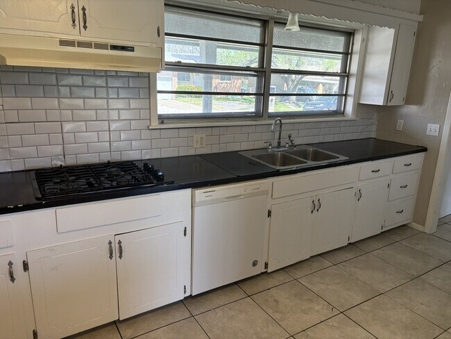 Building Photo - 10124 E 22nd St