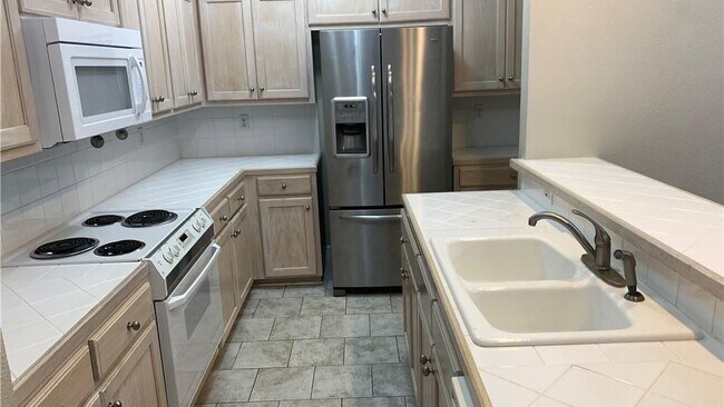 Building Photo - 725 Woodrow Cir