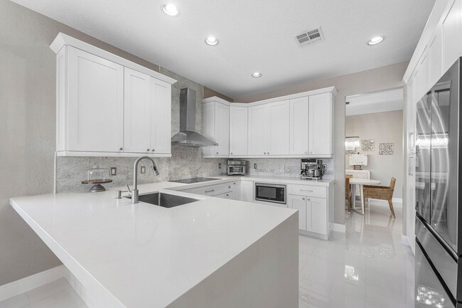 Building Photo - 121 Palm Cir