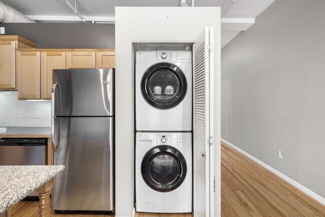 Building Photo - Spacious 1BD, 1BA Downtown Condo with Parking Spot