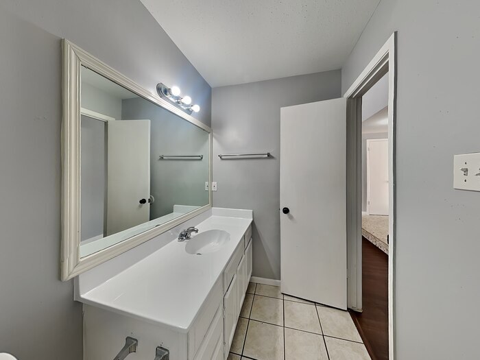 Building Photo - 15727 Cascade Point Dr