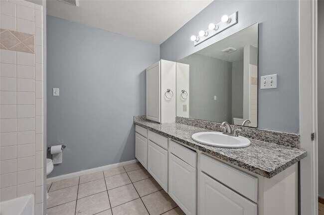 Building Photo - 11709 Lakeside Pl Dr