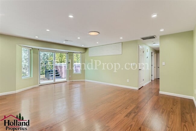 Building Photo - Gorgeous 3 Bedroom Home with SwimSpa Avail...
