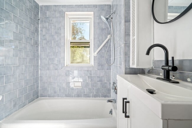 Building Photo - 166 Elliot St