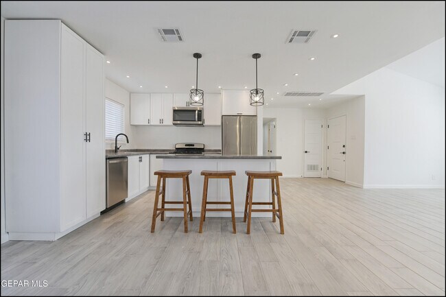 Building Photo - 8617 Darlina Dr