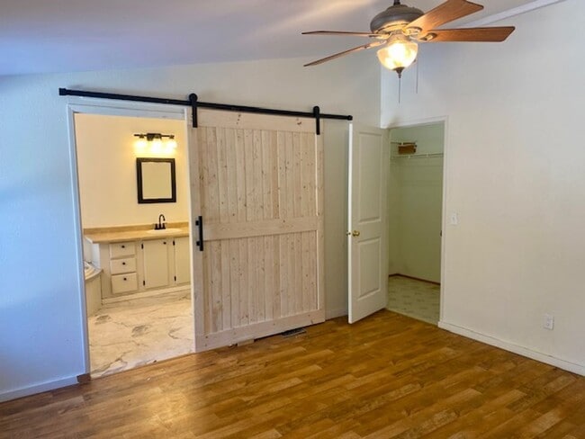 Building Photo - Charming Single Level 3 Bedroom Home in Pr...