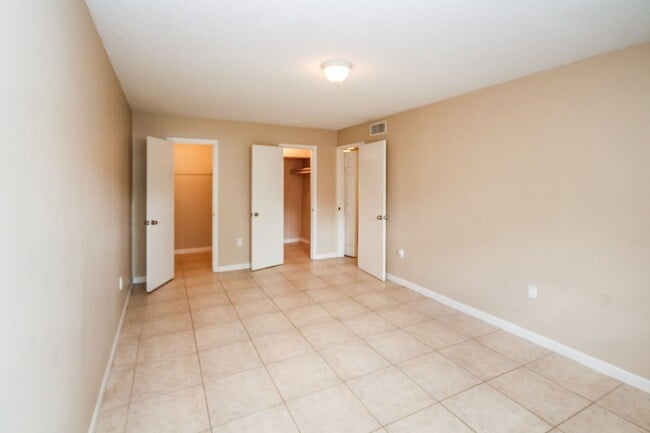 Building Photo - Spacious 2/1 Condo In The Carrington Park ...